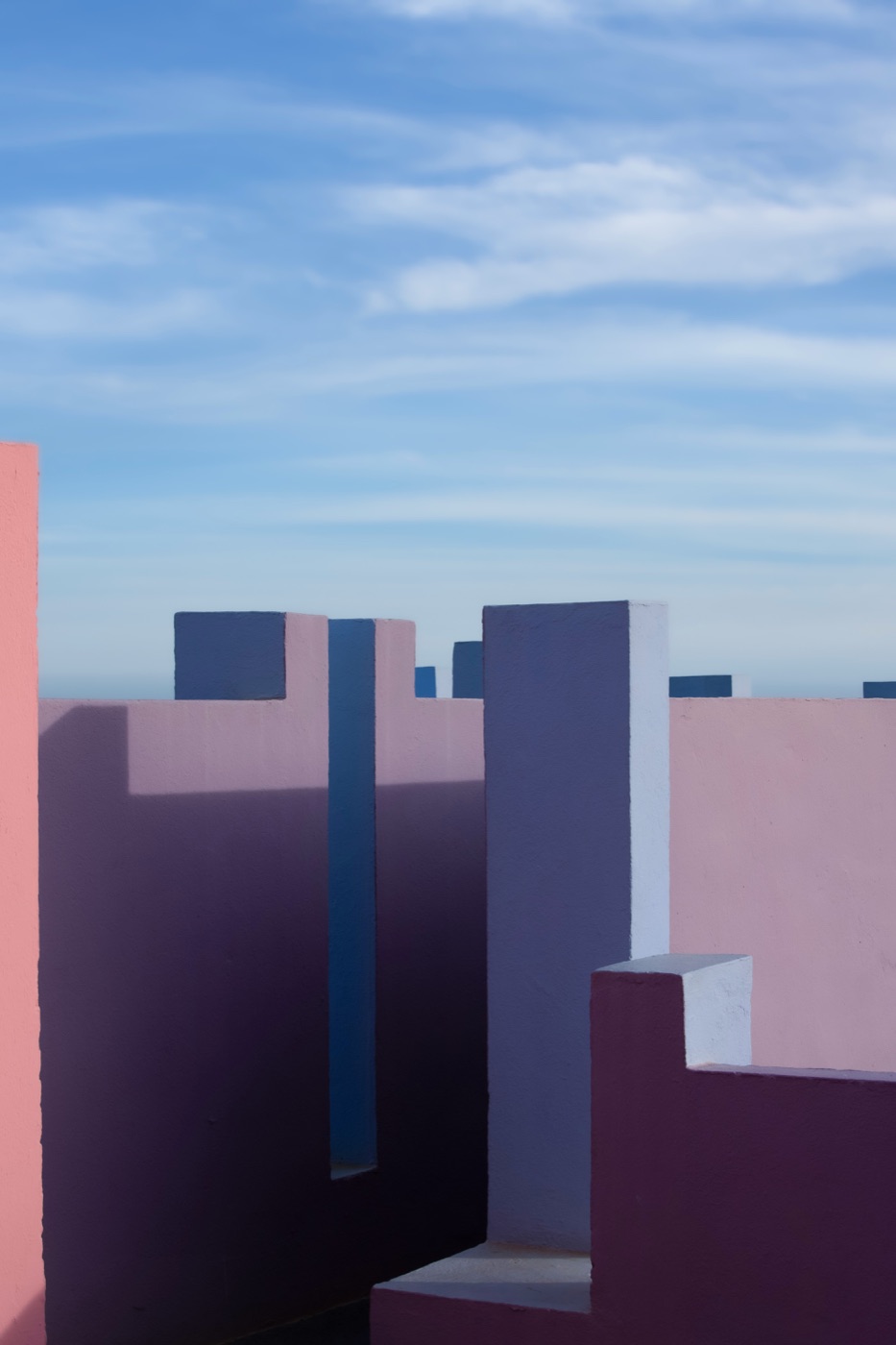Minimal rooftop walls and geometry under an open sky
